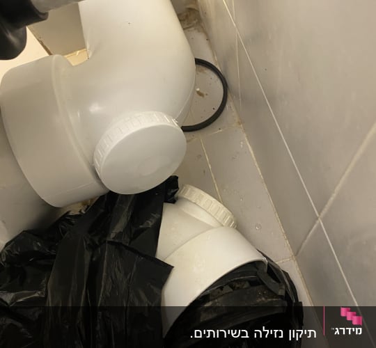צינור פלסטיק לבן עם חיבורי אינסטלציה